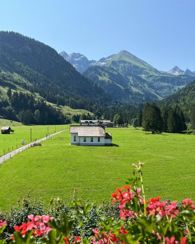 Aufstehen und den Blick ins Stillachtal schweifen lassen. So kann Ihr Urlaub in der Birgsau aussehen.
