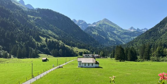 Aufstehen und den Blick ins Stillachtal schweifen lassen. So kann Ihr Urlaub in der Birgsau aussehen.