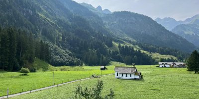 Schon beim Aufwachen schweift der Blick über Wiesen und Berge – die ruhige Lage dieser Oberstdorf Unterkunft sorgt für maximale Erholung.