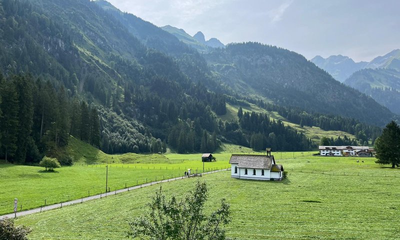 Schon beim Aufwachen schweift der Blick über Wiesen und Berge – die ruhige Lage dieser Oberstdorf Unterkunft sorgt für maximale Erholung.