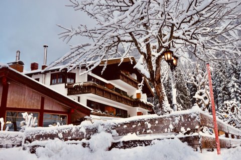 Der Schnee glitzert, die Sonne scheint, und mittendrin Sie bei Ihrer Firmenfeier Allgäu. Diese verzauberte Atmosphäre erwartet Sie in der Birgsau.