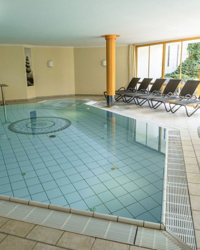 Das Oberstdorf Hotel mit Pool bietet Ihnen ausreichend Platz, um vor dem Frühstück oder nach der Wanderung ein paar Bahnen zu ziehen oder die Gelenke im warmen Wasser zu entspannen.