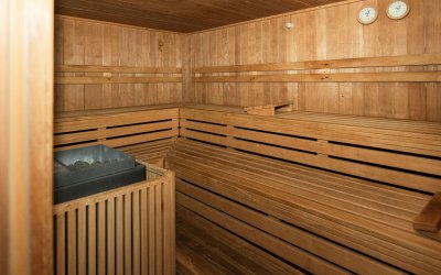 In der klassischen finnischen Sauna des Allgäu Hotel mit Pool, kommen Gäste ins Schwitzen – ein wohltuender Wärmereiz, der das Immunsystem stärkt.