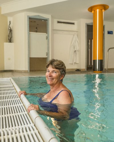 In unserem Allgäu Hotel mit Pool genießen Sie entspanntes Schwimmen in angenehm temperiertem Wasser – perfekt, um den Tag ruhig zu beginnen oder ausklingen zu lassen.
