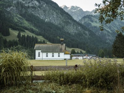 Von der Terrasse des Stillachtal Hotel genießen Sie die ersten Sonnenstrahlen über den Allgäuer Gipfeln - ein Panorama wie aus dem Bilderbuch.