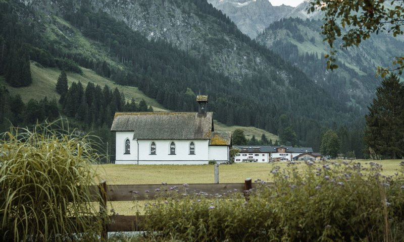 Von der Terrasse des Stillachtal Hotel genießen Sie die ersten Sonnenstrahlen über den Allgäuer Gipfeln - ein Panorama wie aus dem Bilderbuch.