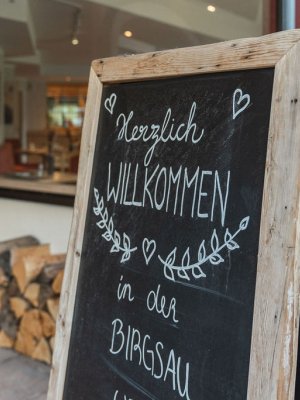 Das Hotel Birgsau begrüßt seine Gäste mit herzlicher Atmosphäre und einem Gefühl von Ankommen – mitten in der Natur des Stillachtals bei Oberstdorf.
