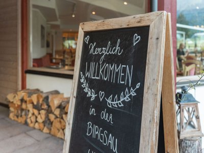 Das Hotel Birgsau begrüßt seine Gäste mit herzlicher Atmosphäre und einem Gefühl von Ankommen – mitten in der Natur des Stillachtals bei Oberstdorf.