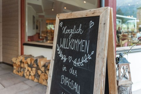 Das Hotel Birgsau begrüßt seine Gäste mit herzlicher Atmosphäre und einem Gefühl von Ankommen – mitten in der Natur des Stillachtals bei Oberstdorf.