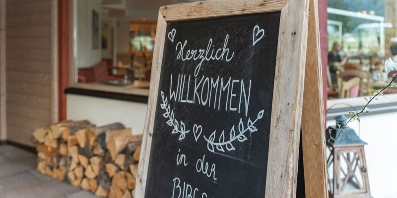 Herzlich Willkommen im Hotel Birgsau Das Hotel Birgsau begrüßt seine Gäste mit herzlicher Atmosphäre und einem Gefühl von Ankommen – mitten in der Natur des Stillachtals bei Oberstdorf.