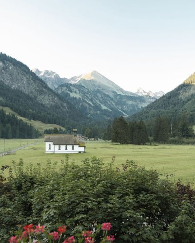 Willkommen im malerischen Stillachtal. Lassen Sie Ihren Blick über die Berggipfel schweifen und atmen Sie die frische Luft ein. Hier ist Platz zum Erholen.