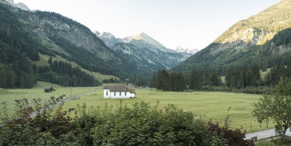 Willkommen im malerischen Stillachtal. Lassen Sie Ihren Blick über die Berggipfel schweifen und atmen Sie die frische Luft ein. Hier ist Platz zum Erholen.