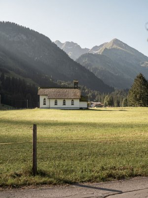 Das Hotel Birgsau bietet mehr als nur eine Unterkunft - hier gehört der freie Blick ins Stillachtal ganz selbstverständlich dazu.