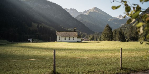 Das Hotel Birgsau bietet mehr als nur eine Unterkunft - hier gehört der freie Blick ins Stillachtal ganz selbstverständlich dazu.