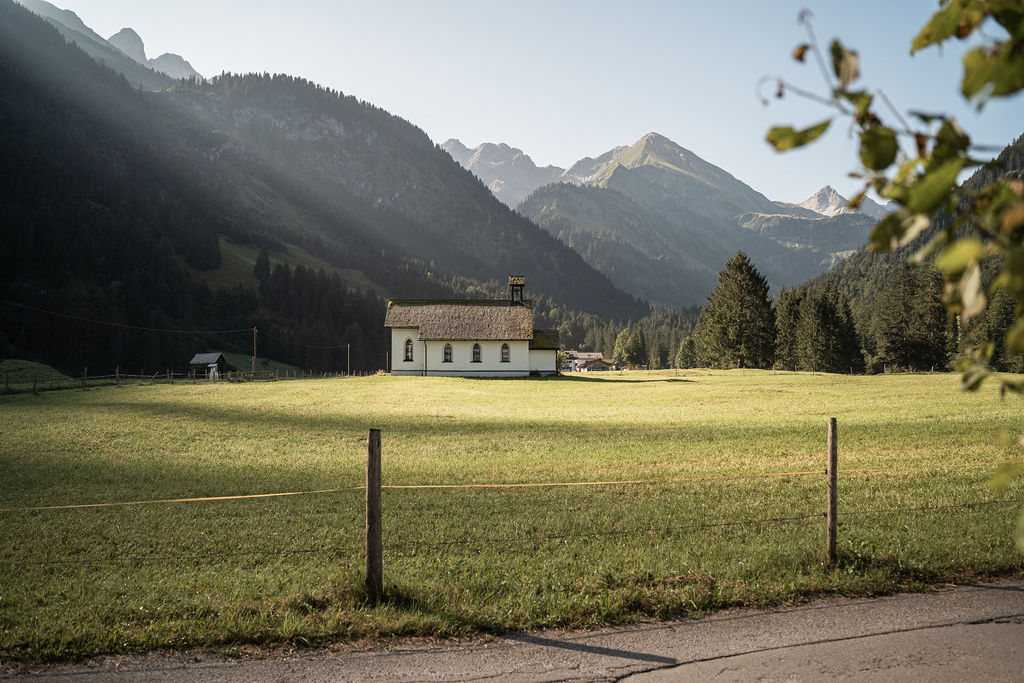 Das Hotel Birgsau bietet mehr als nur eine Unterkunft - hier gehört der freie Blick ins Stillachtal ganz selbstverständlich dazu.