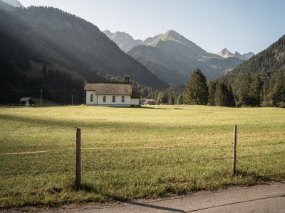 Vom Stillachtal Hotel schweift der Blick über majestätische Berggipfel, weite Wiesen und das ruhige Tal - ein echtes Postkartenmotiv.