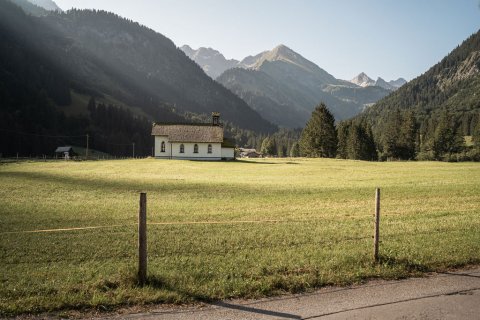 Vom Stillachtal Hotel schweift der Blick über majestätische Berggipfel, weite Wiesen und das ruhige Tal - ein echtes Postkartenmotiv.