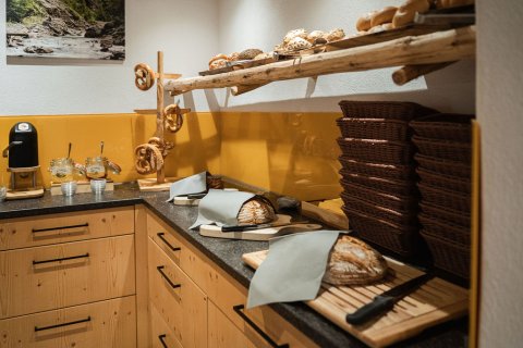 Mit frischem Brot und Brezen beim Oberstdorf Frühstück, starten Sie gestärkt für Ihre Wanderung in den Tag.