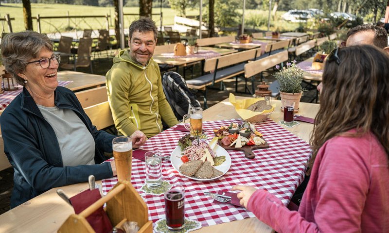 Ob Frühstück oder Abendessen, genießen Sie im es im Oberstdorf Restaurant Biergarten bei atemberaubender Aussicht.