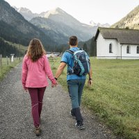 Zahlreiche Wanderungen und Radwege in die unberührte Natur starten direkt am Stillachtal Hotel.