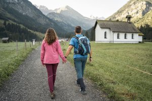 Zahlreiche Wanderungen und Radwege in die unberührte Natur starten direkt am Stillachtal Hotel.