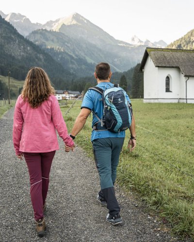 Zahlreiche Wanderungen und Radwege in die unberührte Natur starten direkt am Stillachtal Hotel.