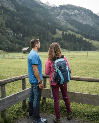 Einfach in die Berge schauen und die Gedanken fließen lassen. Sie werden schnell merken, dass der Kopf frei wird und Sie ganz zur Ruhe kommen.