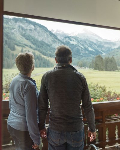 Durch die großen Fenster des Hotel Stillachtal fällt der Blick direkt auf die grünen Hänge und das friedliche Tal.