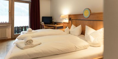 Das Stillachtal Hotel bietet komfortable Zimmer mit direktem Ausblick auf die umliegende Natur - ideal zum Abschalten und Wohlfühlen.