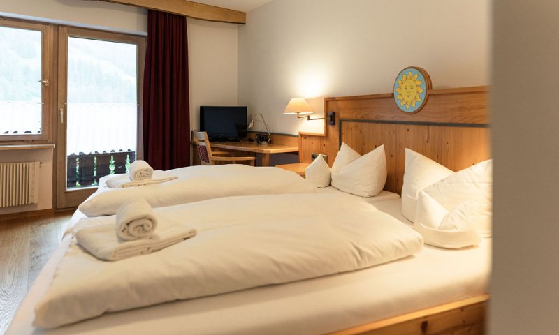 Das Stillachtal Hotel bietet komfortable Zimmer mit direktem Ausblick auf die umliegende Natur - ideal zum Abschalten und Wohlfühlen.