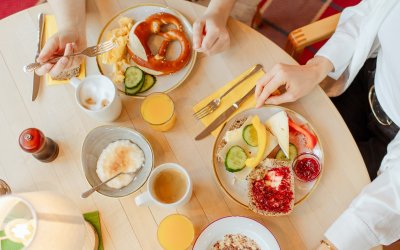 Reichhaltiges Frühstück von unserem Buffet Ein schönes Bergfrühstück, mit toller Aussicht. Genau die richtigen Momente im Urlaub.