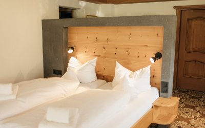 Machen Sie es sich in unseren Zimmern gemütlich. Fühlen Sie sich wohl und genießen Sie das Bergpanorama