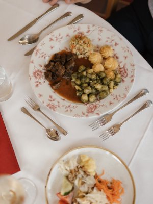 In unserem Restaurant können Sie sich auf feine, abwechslungsreiche Speisen freuen. Begleitet mit einem guten Wein und Abendstimmung in den Bergen lässt sich der Tag schön ausklingen.