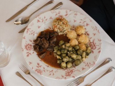 In unserem Restaurant können Sie sich auf feine, abwechslungsreiche Speisen freuen. Begleitet mit einem guten Wein und Abendstimmung in den Bergen lässt sich der Tag schön ausklingen.