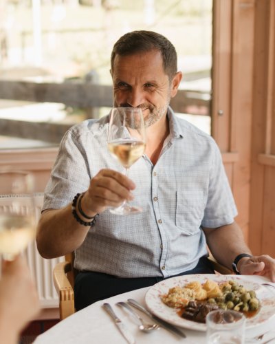 Ein gutes Glas Wein zum Abendmenu Genießen Sie einen guten Wein zu Ihrem Abendessen und erleben Sie den Urlaub im Allgäu.
