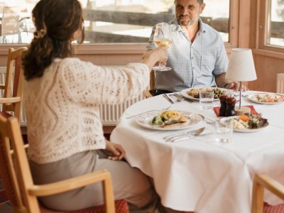 Genießen Sie Ihr Abendessen mit einer tollen Aussicht direkt auf die Allgäuer Berge.