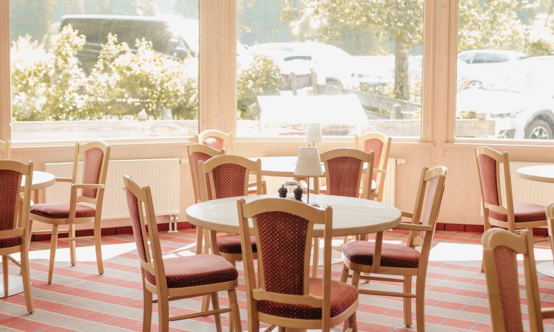 In unserem hauseigenen Restaurant können Sie es sich gut gehen lassen. Sie haben außerdem einen tollen Blick auf die Berge und das Panorama.