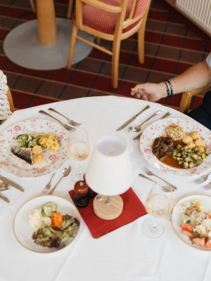 In unserem Restaurant in Oberstdorf erlebt man eine Küche, die das Allgäu auf den Teller bringt – frisch, authentisch und mit Liebe zur Region. Ob Frühstück in Oberstdorf oder Abendessen.