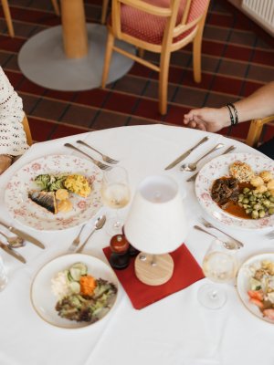 In unserem Restaurant in Oberstdorf erlebt man eine Küche, die das Allgäu auf den Teller bringt – frisch, authentisch und mit Liebe zur Region. Ob Frühstück in Oberstdorf oder Abendessen.