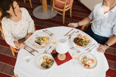 In unserem Restaurant in Oberstdorf erlebt man eine Küche, die das Allgäu auf den Teller bringt – frisch, authentisch und mit Liebe zur Region. Ob Frühstück in Oberstdorf oder Abendessen.