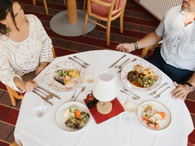 In unserem Restaurant in Oberstdorf erlebt man eine Küche, die das Allgäu auf den Teller bringt – frisch, authentisch und mit Liebe zur Region. Ob Frühstück in Oberstdorf oder Abendessen.