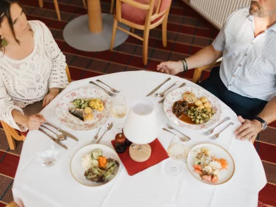 In unserem Restaurant in Oberstdorf erlebt man eine Küche, die das Allgäu auf den Teller bringt – frisch, authentisch und mit Liebe zur Region. Ob Frühstück in Oberstdorf oder Abendessen.