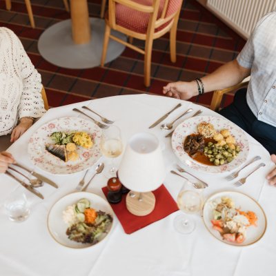 In unserem Restaurant in Oberstdorf erlebt man eine Küche, die das Allgäu auf den Teller bringt – frisch, authentisch und mit Liebe zur Region. Ob Frühstück in Oberstdorf oder Abendessen.