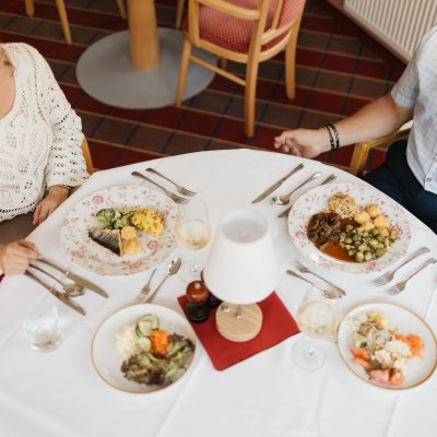 In unserem Restaurant in Oberstdorf erlebt man eine Küche, die das Allgäu auf den Teller bringt – frisch, authentisch und mit Liebe zur Region. Ob Frühstück in Oberstdorf oder Abendessen.