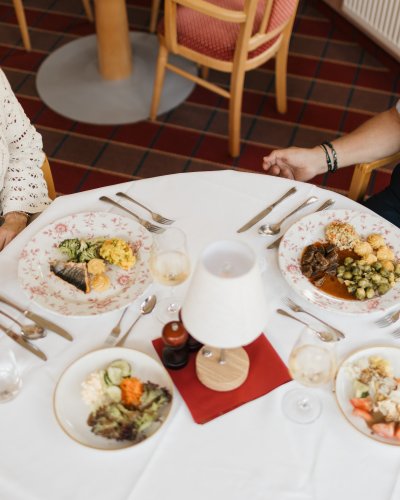 In unserem Restaurant in Oberstdorf erlebt man eine Küche, die das Allgäu auf den Teller bringt – frisch, authentisch und mit Liebe zur Region. Ob Frühstück in Oberstdorf oder Abendessen.