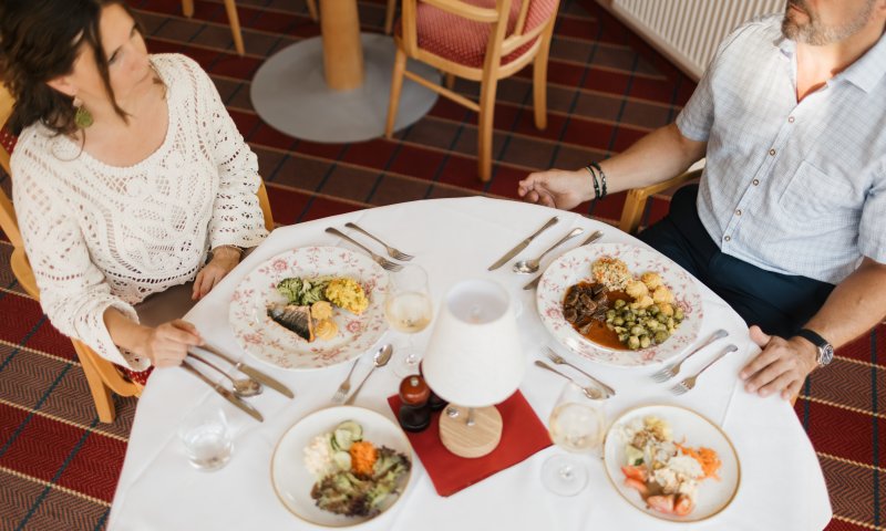 In unserem Restaurant in Oberstdorf erlebt man eine Küche, die das Allgäu auf den Teller bringt – frisch, authentisch und mit Liebe zur Region. Ob Frühstück in Oberstdorf oder Abendessen.