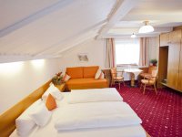 Grosses Doppelzimmer mit Balkon