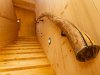 Treppe mit einem einzigartigen Holzhandlauf in einem hellen Raum aus Dielen. Handlauf aus Holz in einem modernen Haus