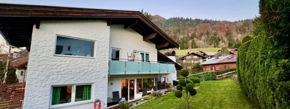 Hausansicht von südwest mit Gartengeschoss und 1.OG Dornröschen und Balkon Schneewittchen
