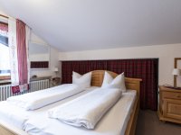 09 Ferienwohnung15 Oberstdorf Schlafzimmer-002
